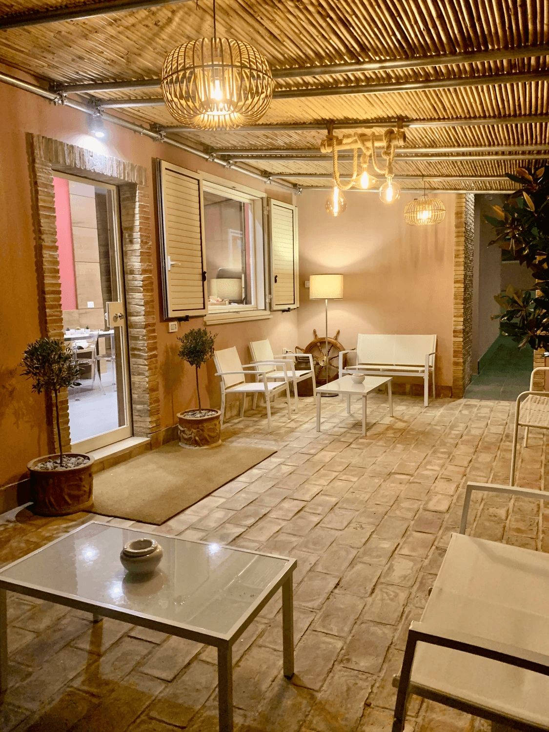 La veranda del B&B Don Savè illuminata la sera
