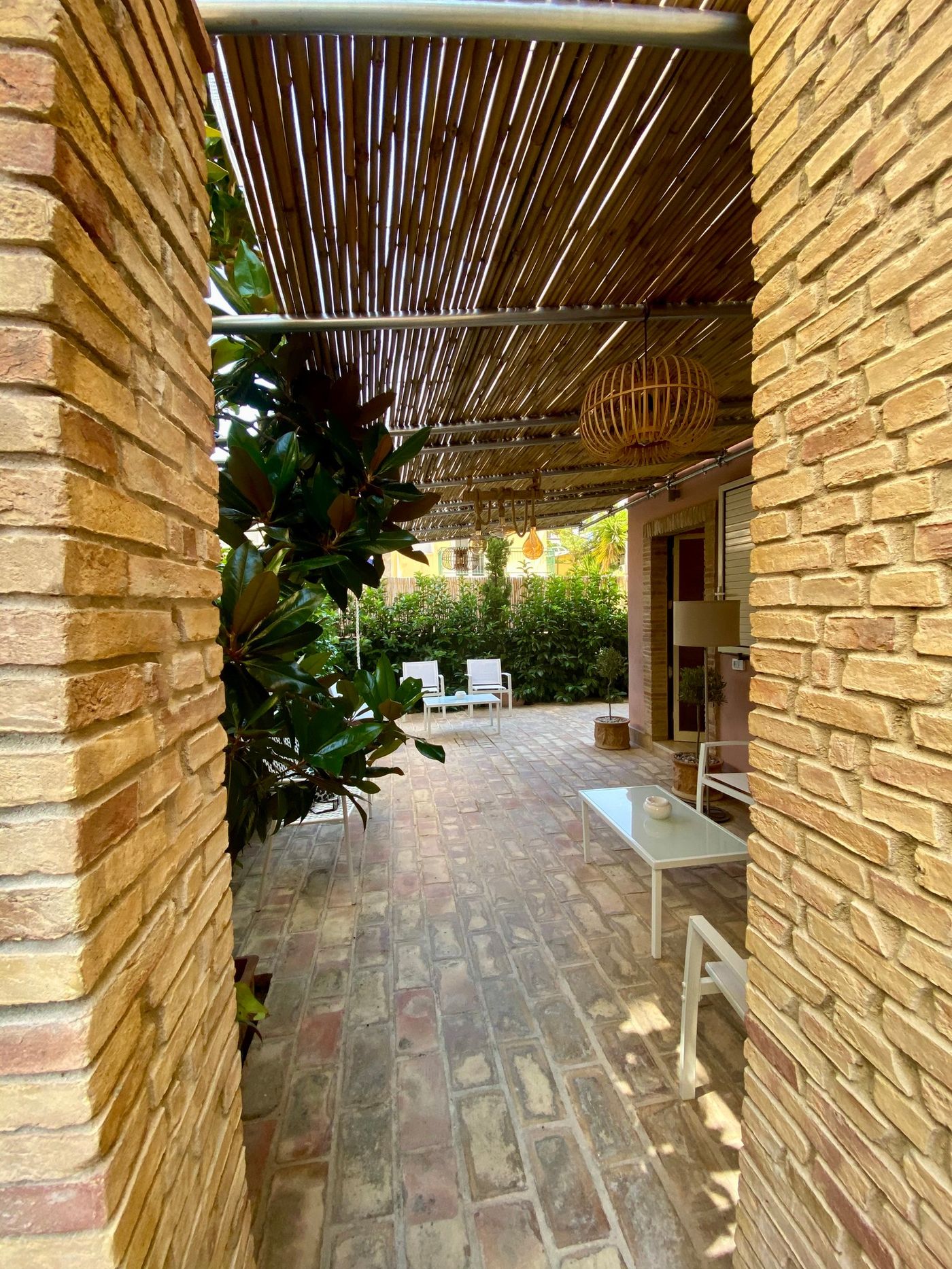 Ingresso in mattoni con vista sulla veranda