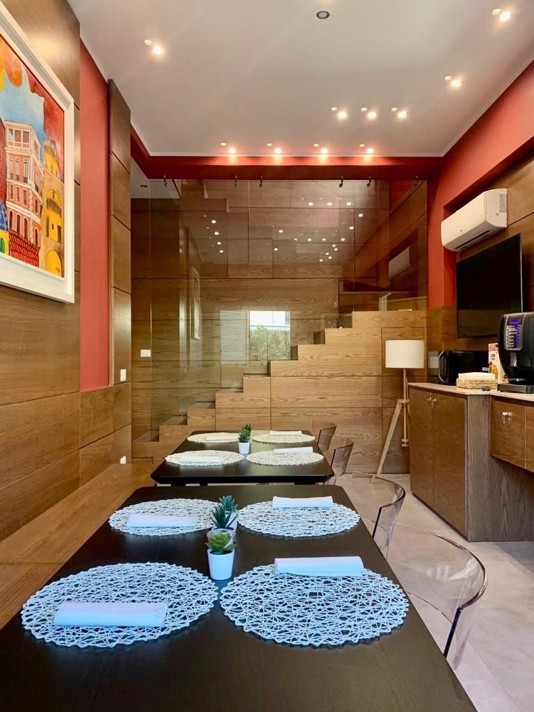 Sala colazione con i tavoli apparecchiati
