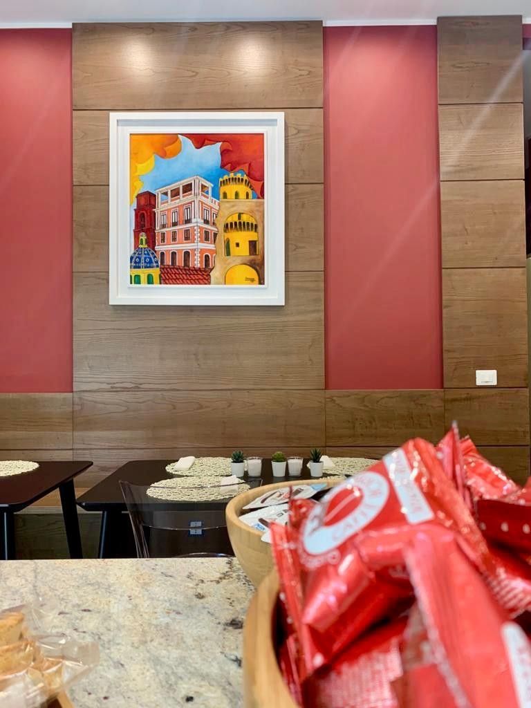 Angolo colazione con dolci e quadro decorativo