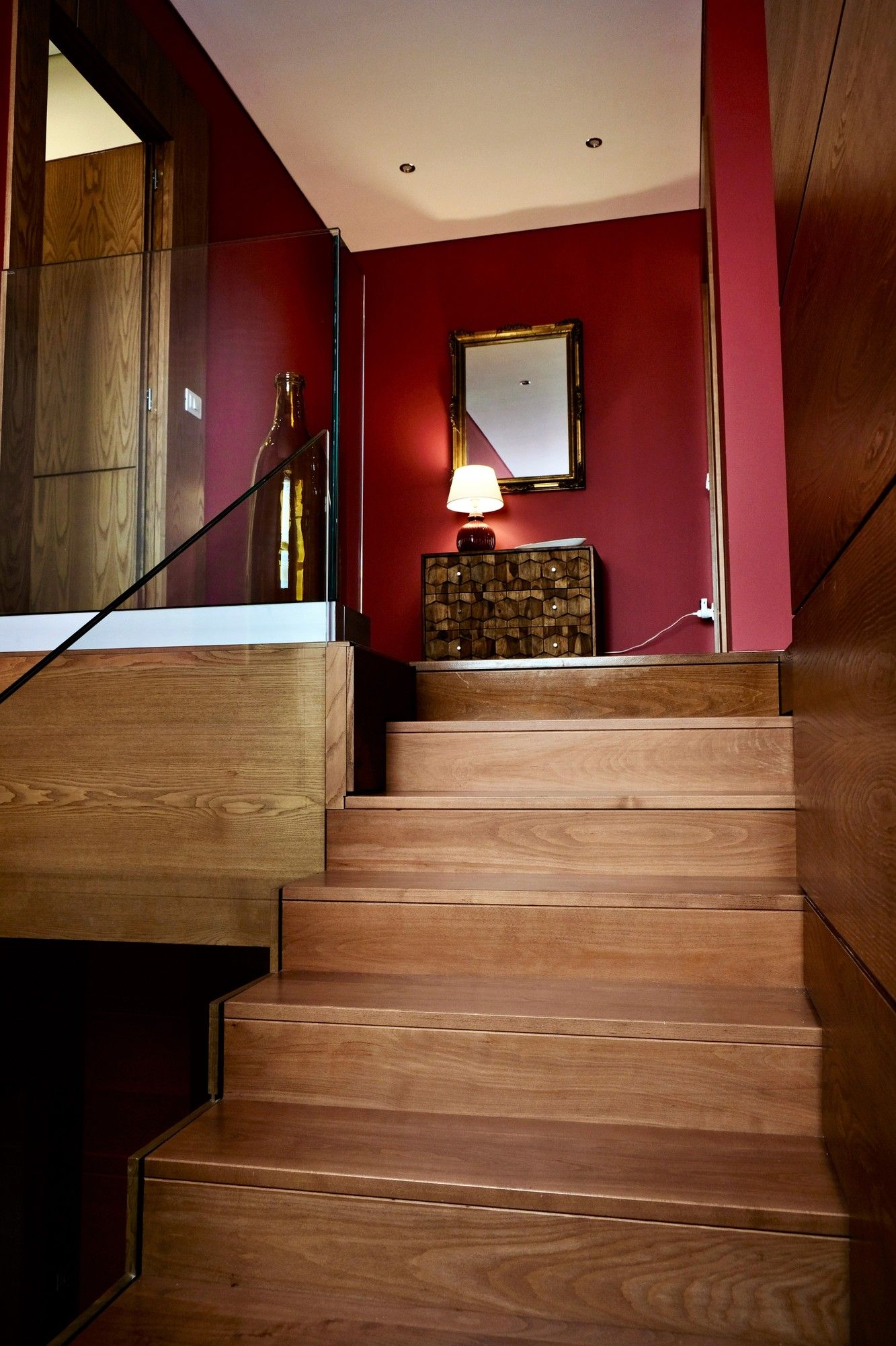 Scala interna in legno che porta alle camere