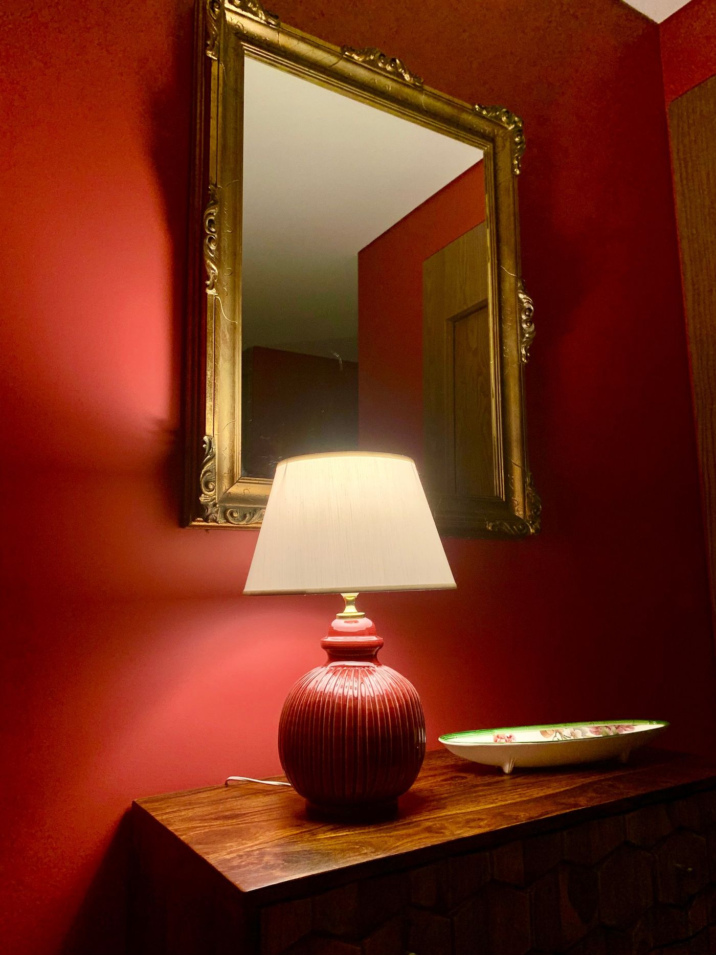 Specchio dorato e lampada nell’ingresso
