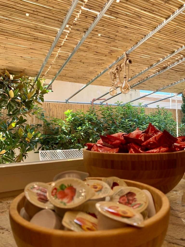 Dolci della colazione sotto la veranda in bambù