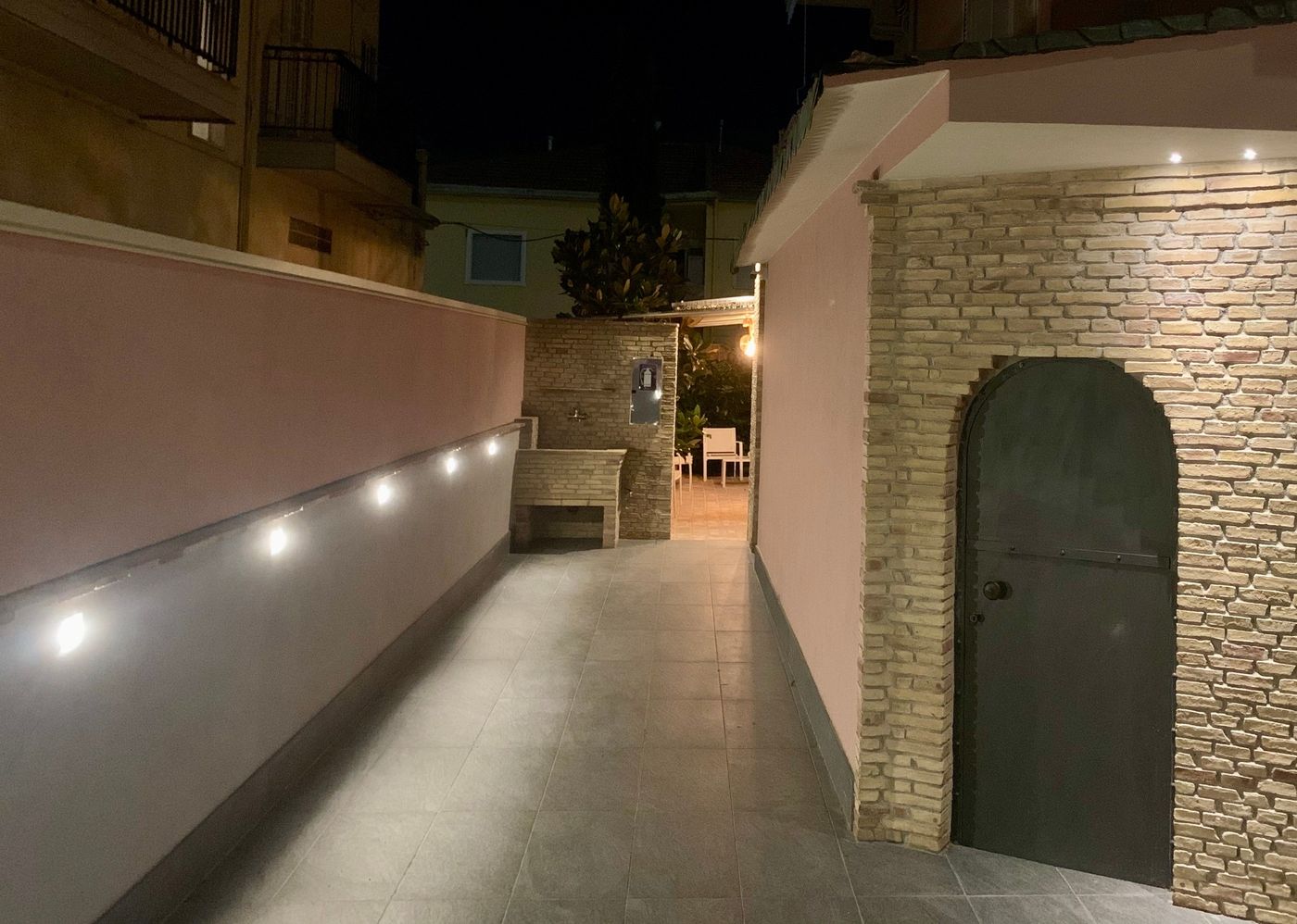 Corridoio del garage illuminato