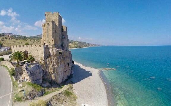 Il Castello Federiciano di Roseto Capo Spulico a picco sullo Ionio