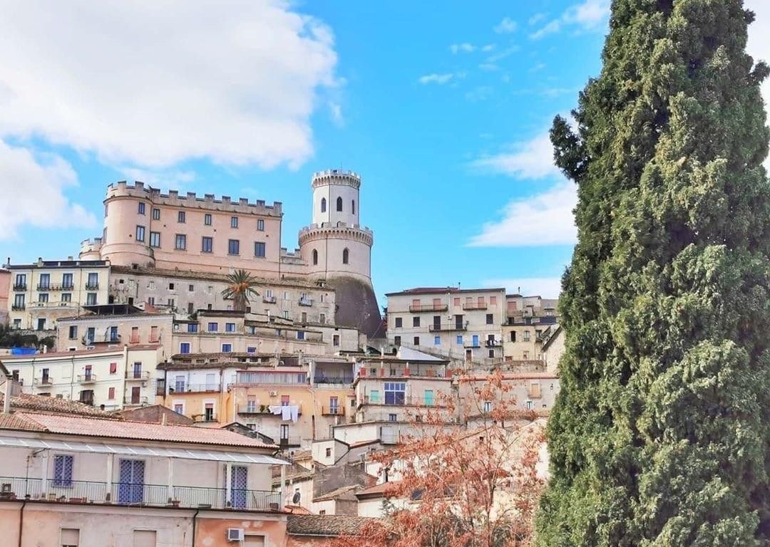 Il Castello Ducale di Corigliano Calabro visto dal borgo
