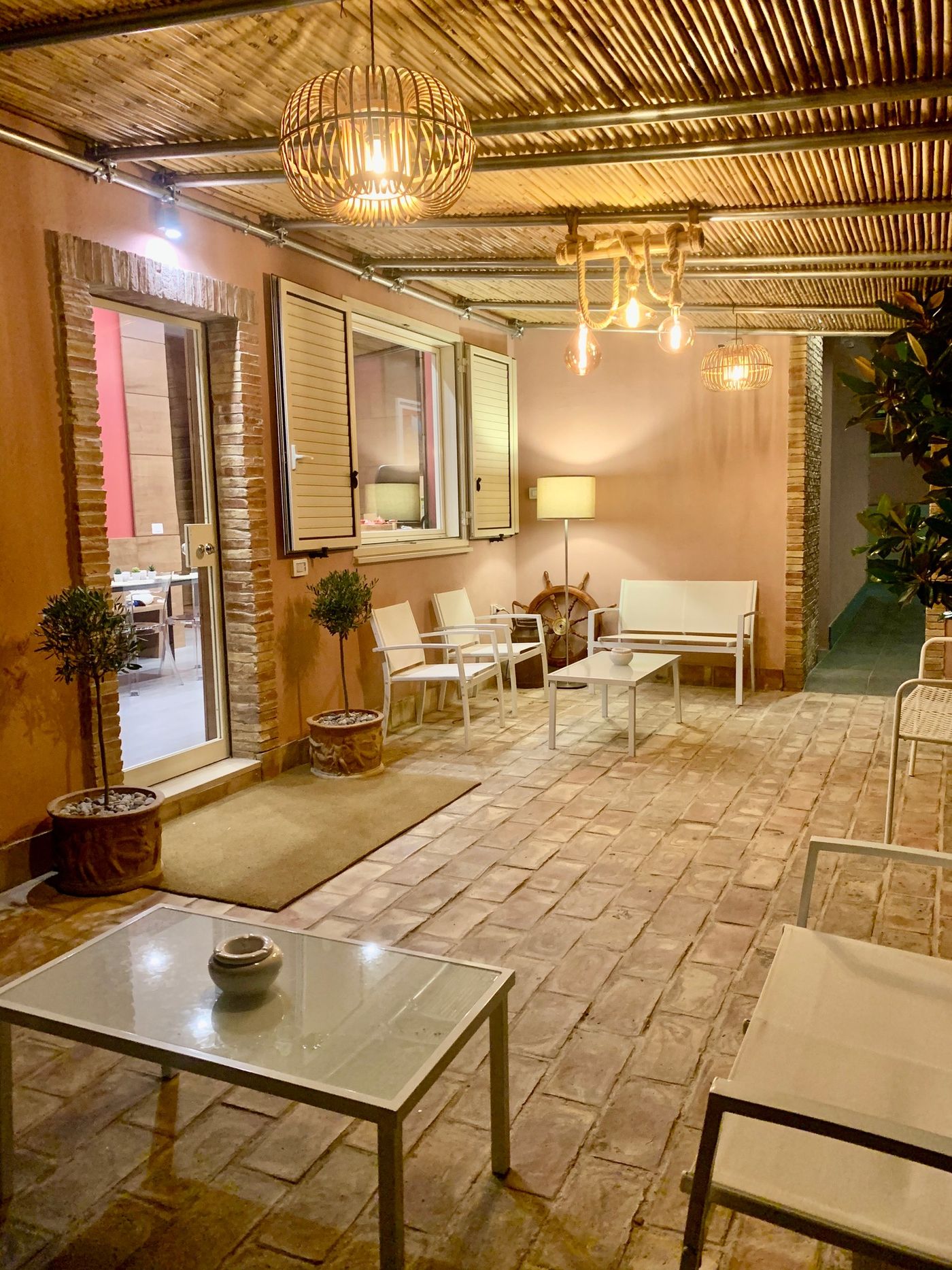 La veranda esterna con divanetti e tavolini