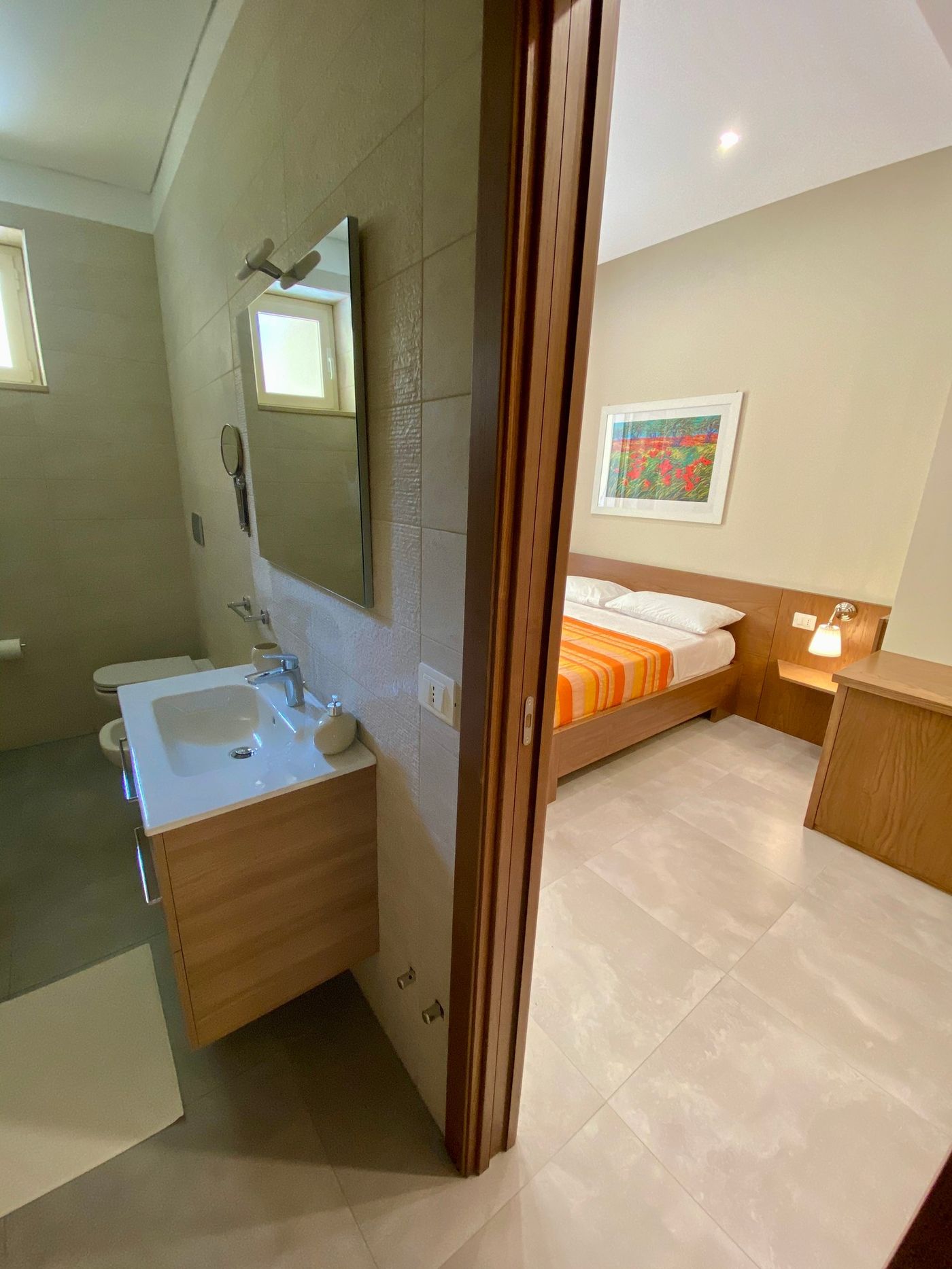 Bagno privato della Stanza 1 con lavabo e specchio