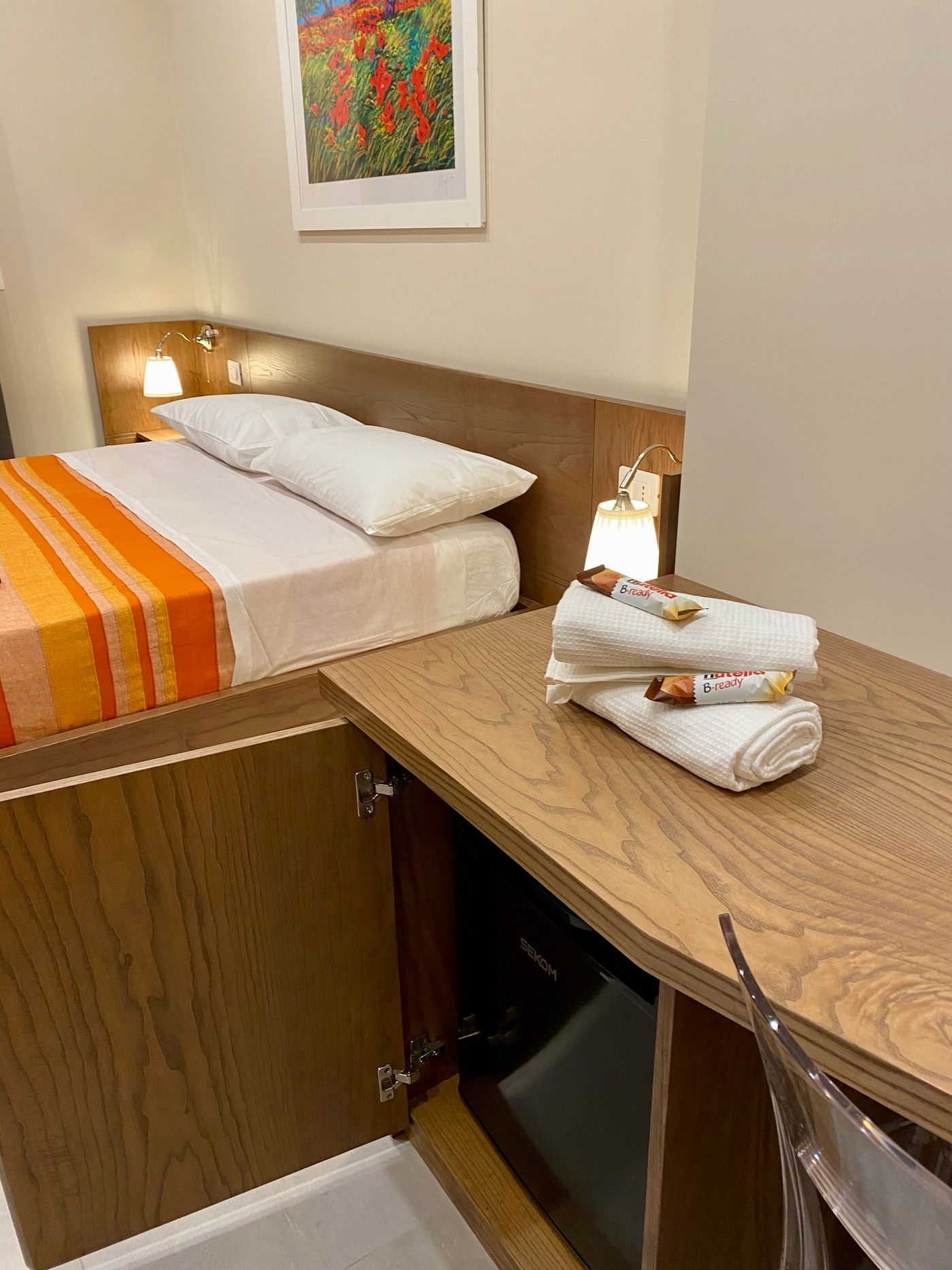 Scrivania e minibar con set di cortesia