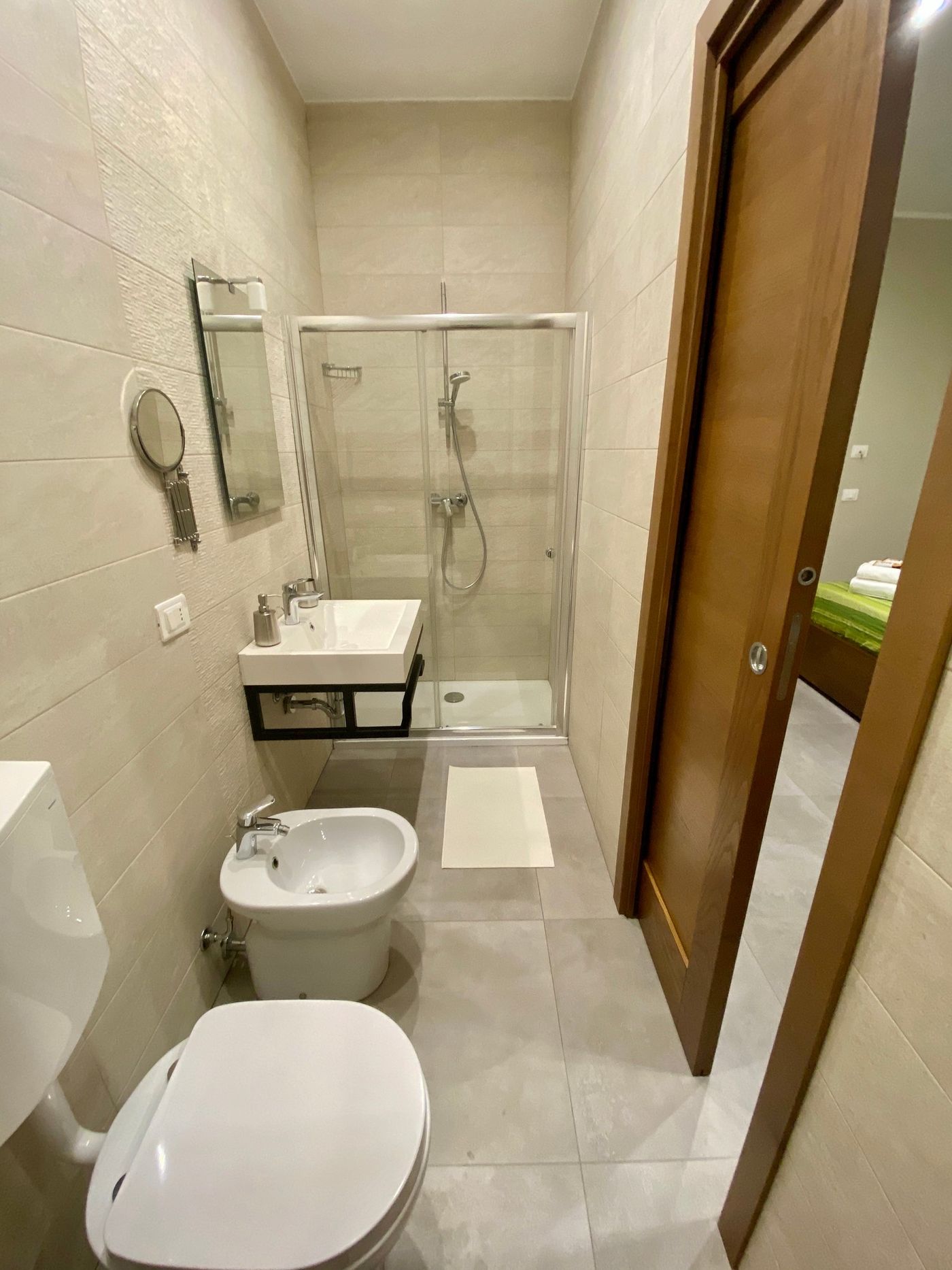 Bagno privato della Stanza 2 con doccia