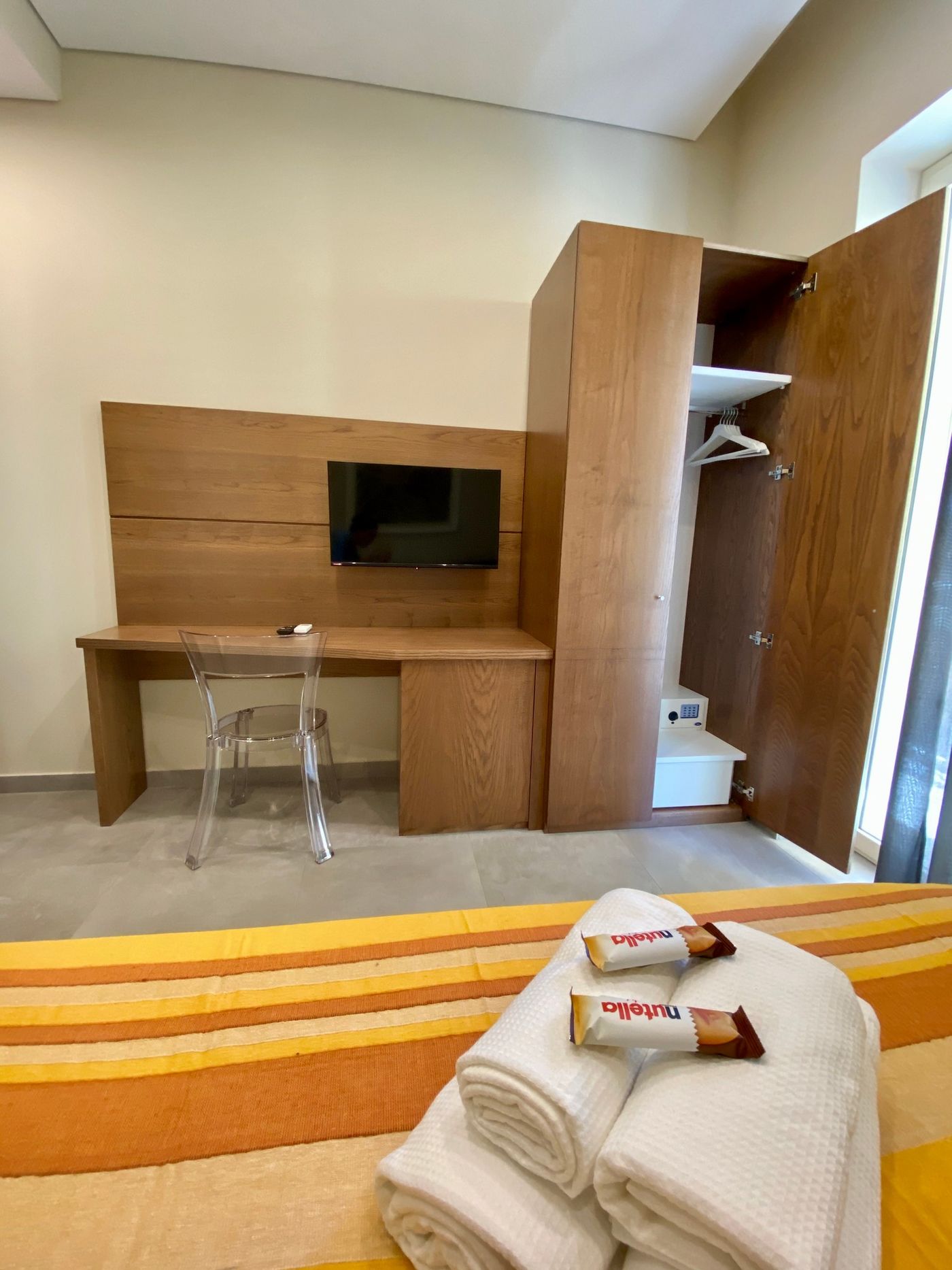 Scrivania, TV e armadio della Stanza 3