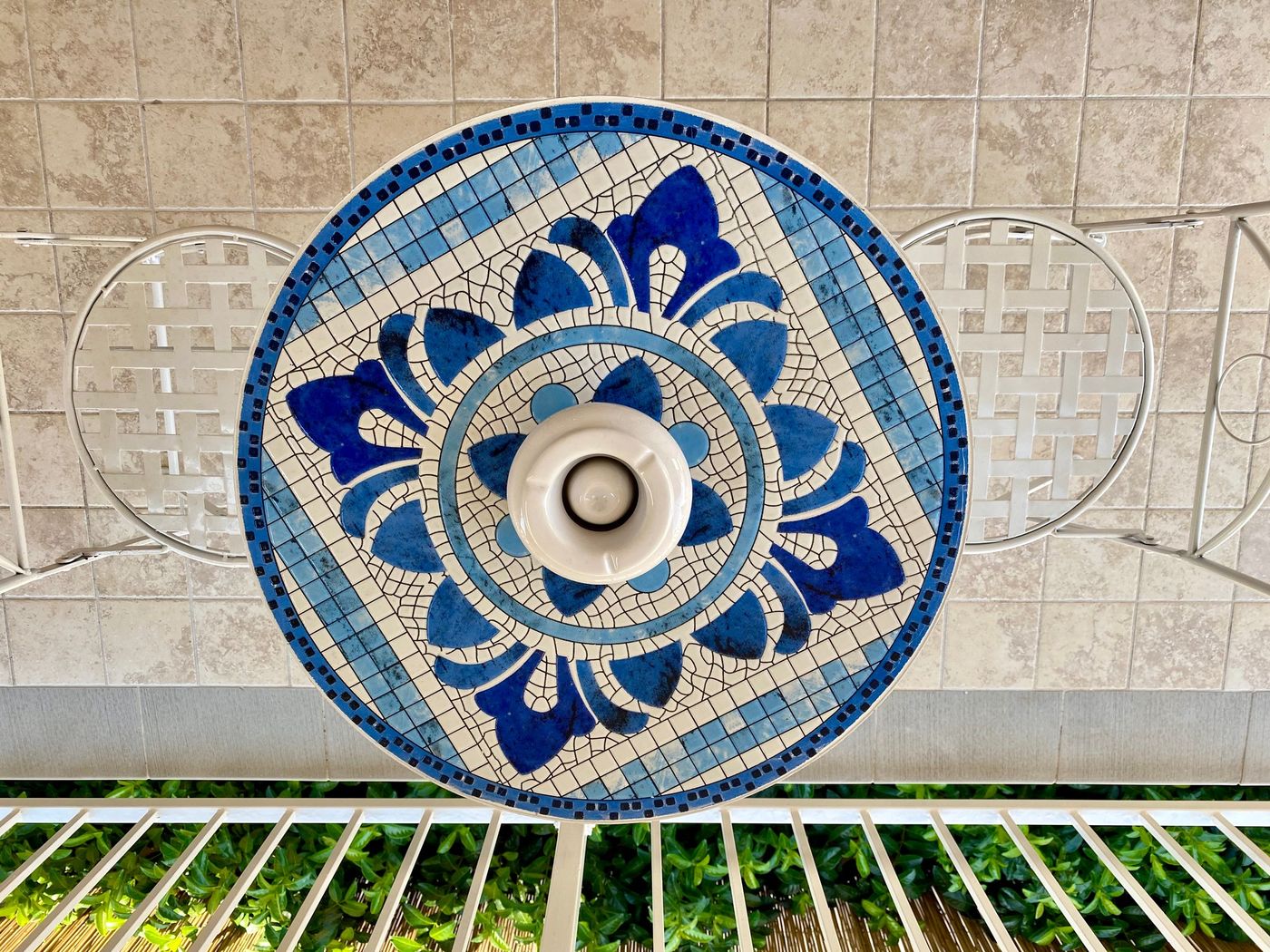 Tavolino in mosaico sul balcone della Stanza 4