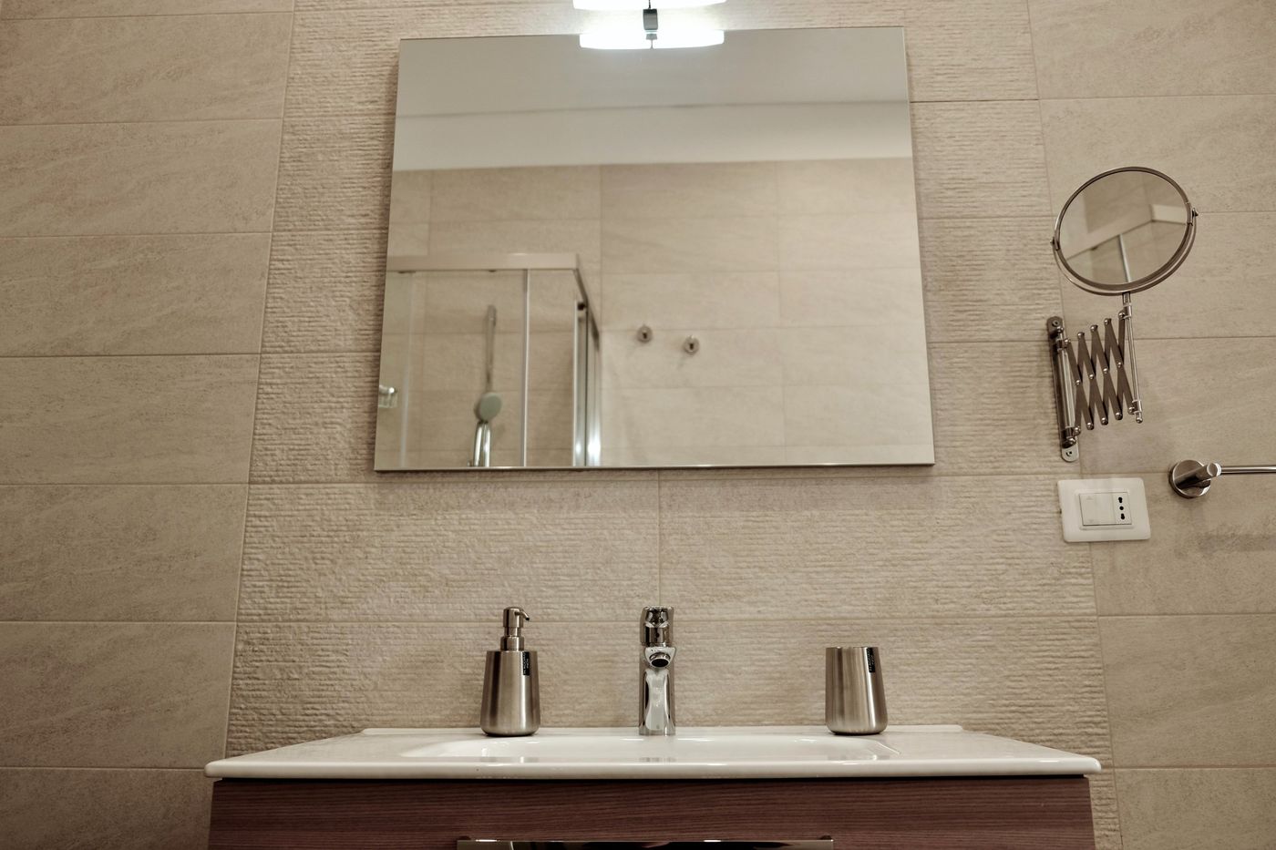 Bagno privato con lavabo e specchio